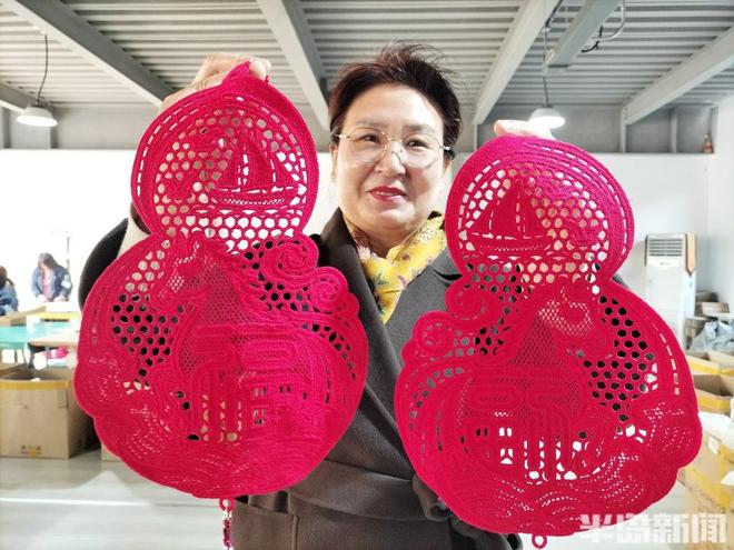 新春走基层｜当老手艺玩起新潮流：一根即墨红线为何撑起年货搜索量飙升300%？