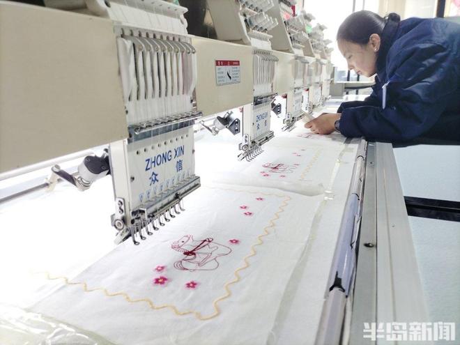 新春走基层｜当老手艺玩起新潮流：一根即墨红线为何撑起年货搜索量飙升300%？(图2)