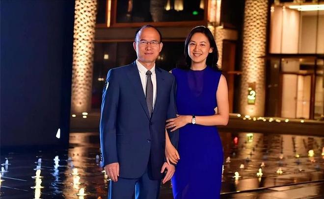 父亲曾是上海首富母亲是知名主持她却定居美国靠卖衣服为生(图2)