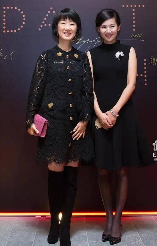 父亲曾是上海首富母亲是知名主持她却定居美国靠卖衣服为生(图7)