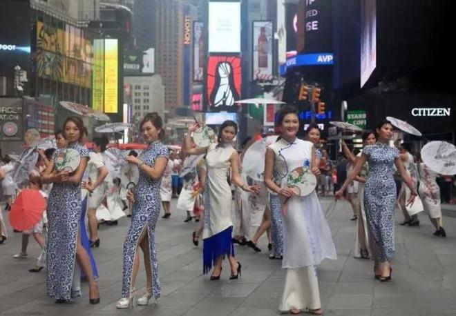 父亲曾是上海首富母亲是知名主持她却定居美国靠卖衣服为生(图9)