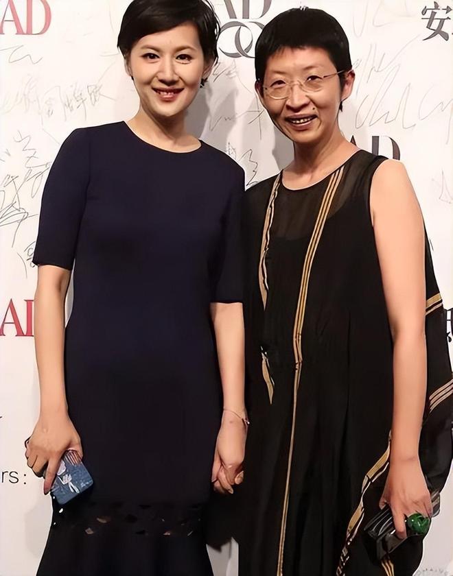 父亲曾是上海首富母亲是知名主持她却定居美国靠卖衣服为生(图10)