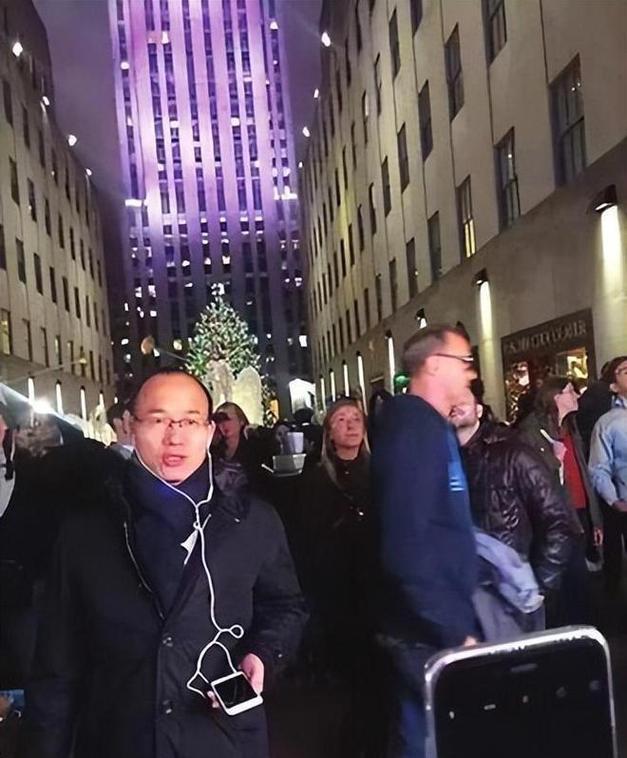 父亲曾是上海首富母亲是知名主持她却定居美国靠卖衣服为生(图11)