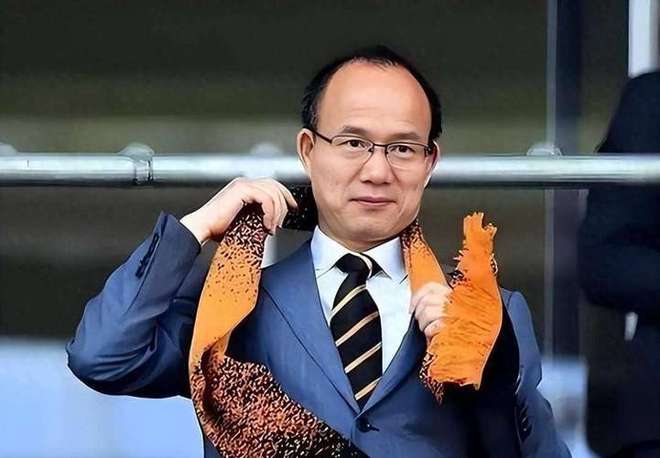 父亲曾是上海首富母亲是知名主持她却定居美国靠卖衣服为生(图16)