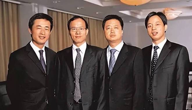 父亲曾是上海首富母亲是知名主持她却定居美国靠卖衣服为生(图14)